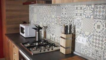 Een koelkast, een magnetron, een oven, een kookplaat