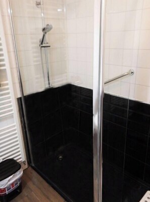 Een douche, een haardroger, handdoeken, zeep