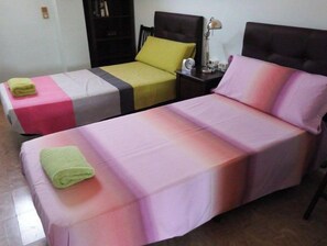 5 slaapkamers, een bureau, een strijkplank/strijkijzer, reisbedje