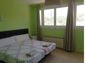 5 bedrooms, desk, iron/ironing board, travel cot - Mas Guilló Nursery (Sant Quintí de Mediona)