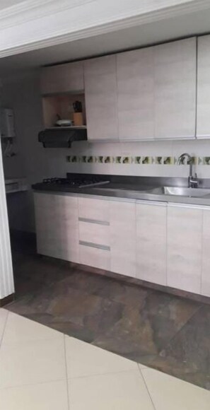 Kühlschrank, Wasserkocher mit Kaffee-/Teezubehör