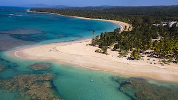 På stranden, vit sandstrand, strandhanddukar och strandbarer