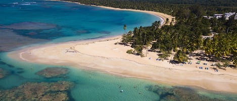 Sulla spiaggia, sabbia bianca, teli da spiaggia, un bar sulla spiaggia