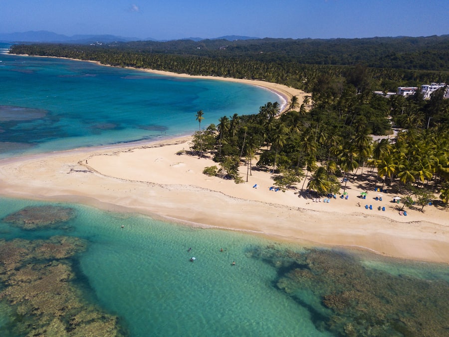 En la playa, arena blanca, toallas de playa, bar en la playa