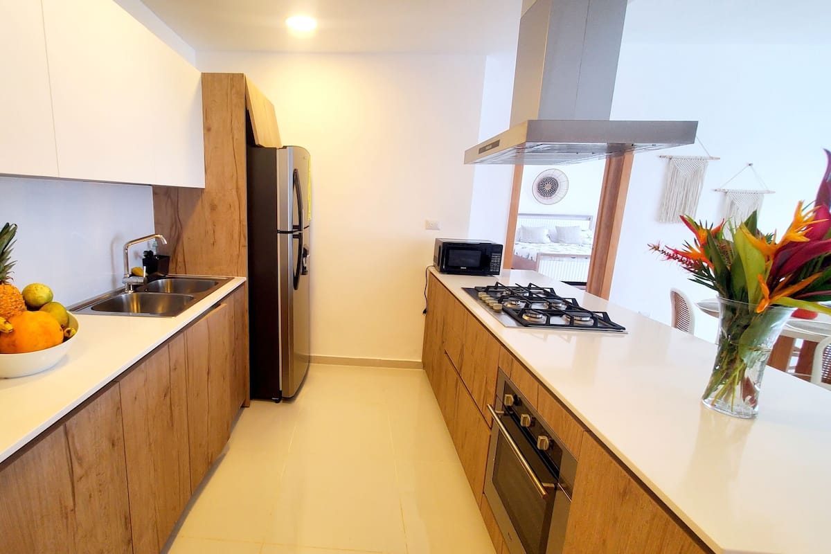 Refrigerador con freezer, microondas, horno, placa de cocina