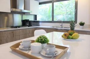 Full-size fridge, microwave, oven, stovetop