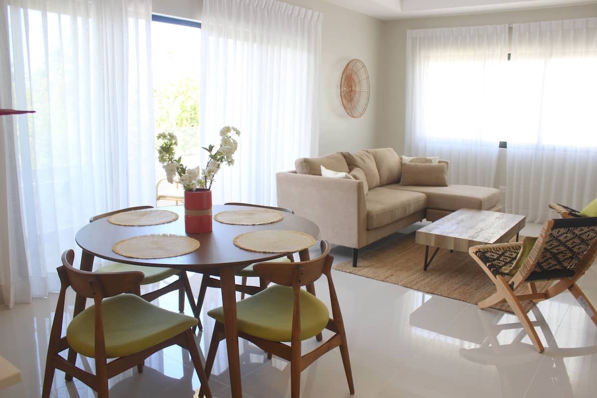 デラックス アパートメント | リビング エリア | 60 インチのスマートテレビ (デジタル放送視聴可)、テレビ