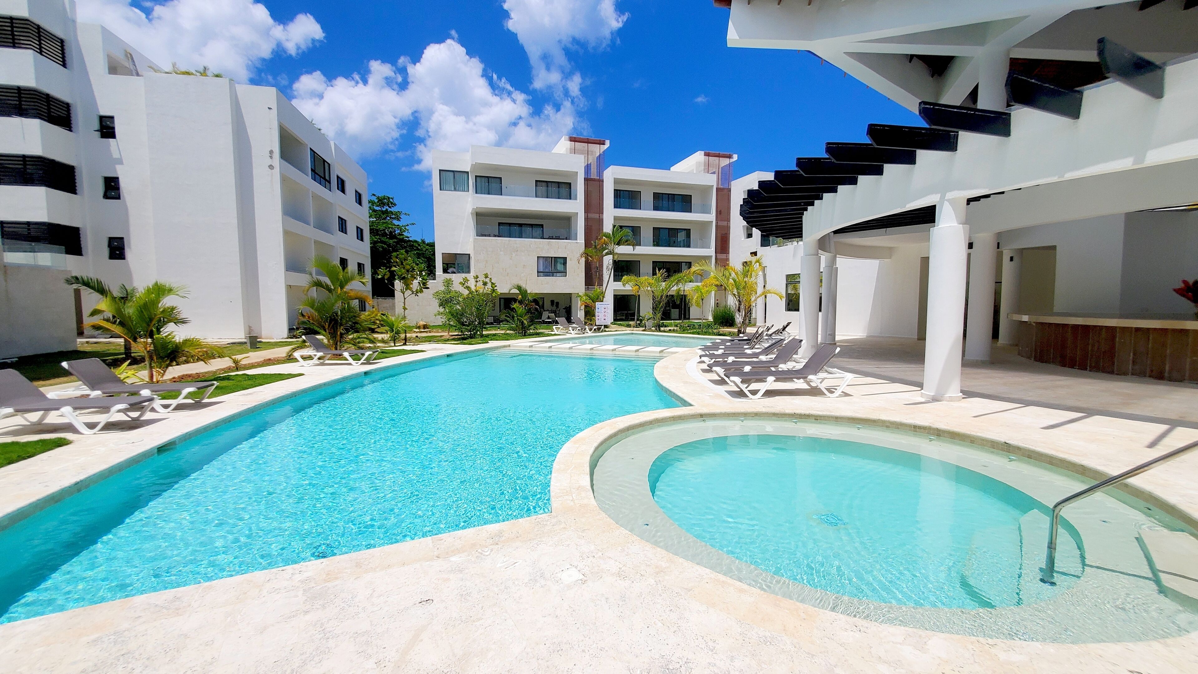 2 outdoor pools, open 8:00 AM to 8:00 PM, sun loungers