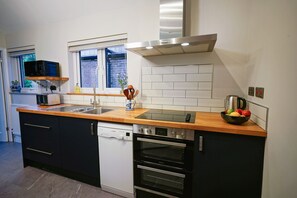 Fridge, microwave, oven, stovetop - Calm 1 Bed Apartment with Parking, Winchester by At Hem (Winchester)