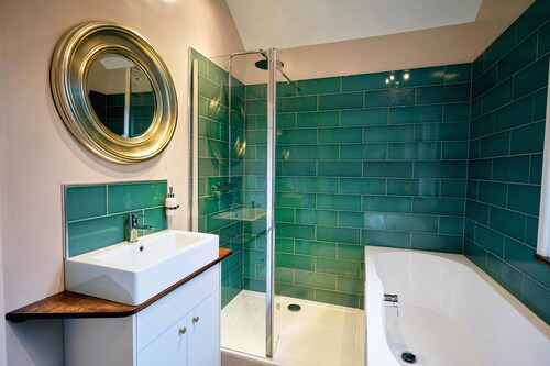 Calm 1 Bed Apartment with Parking, Winchester by At Hem