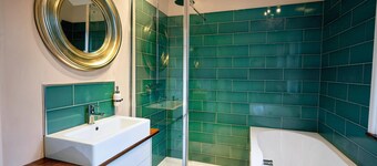 Calm 1 Bed Apartment with Parking, Winchester by At Hem