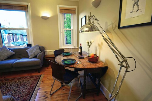 Calm 1 Bed Apartment with Parking, Winchester by At Hem