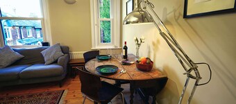 Calm 1 Bed Apartment with Parking, Winchester by At Hem