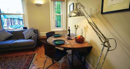 Calm 1 Bed Apartment with Parking, Winchester by At Hem