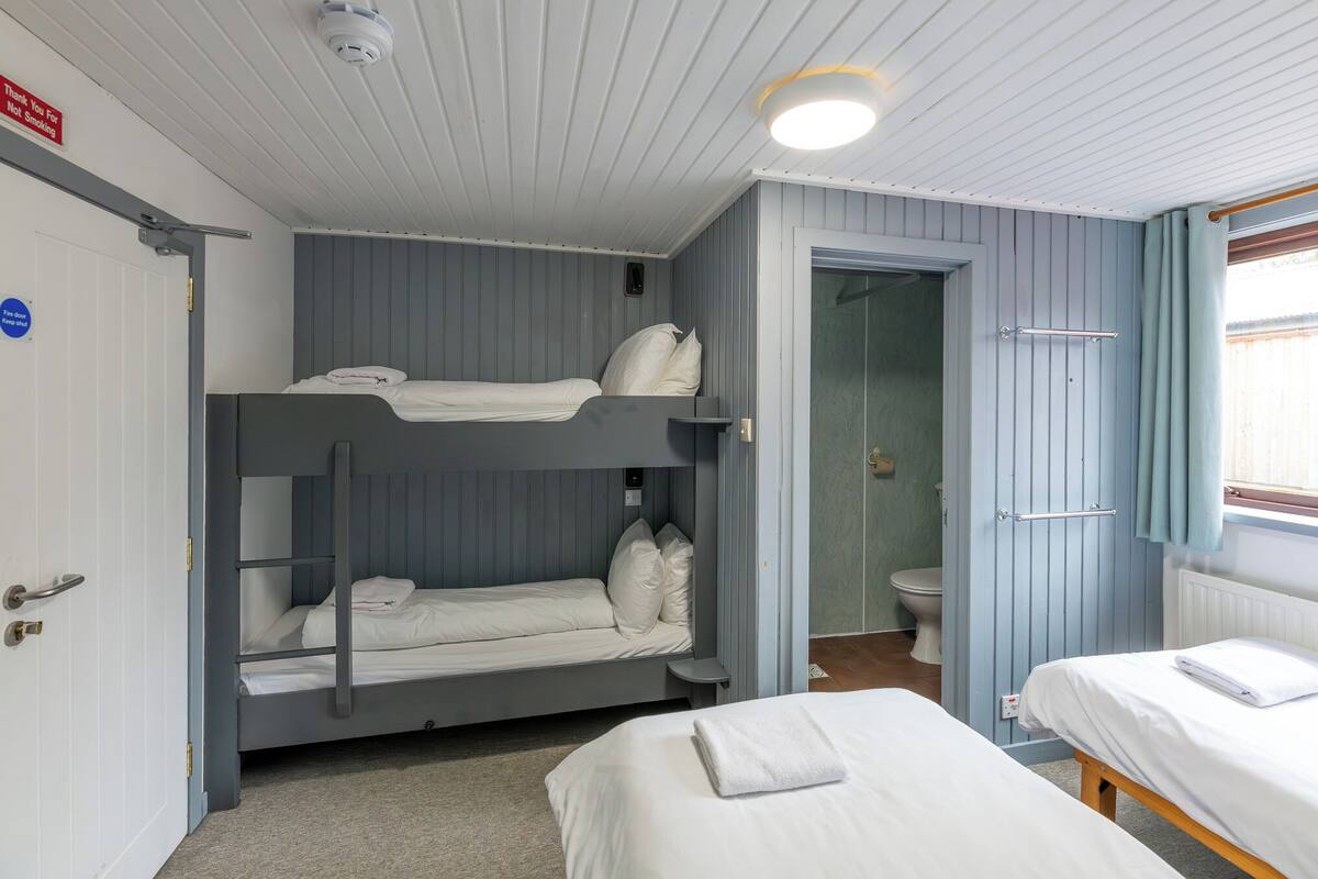 Basic Quadruple Room | WiFi (free), bed sheets