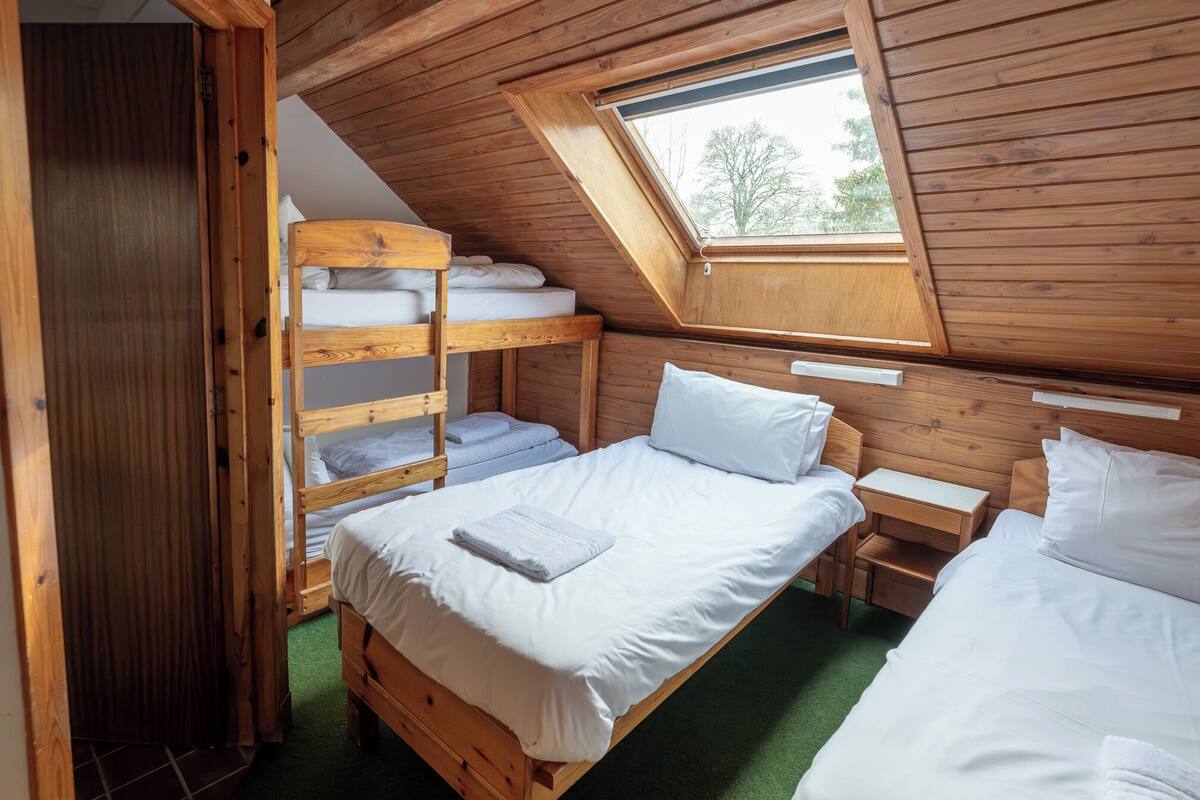 Bunk Room Sleeps 8 | WiFi (free), bed sheets