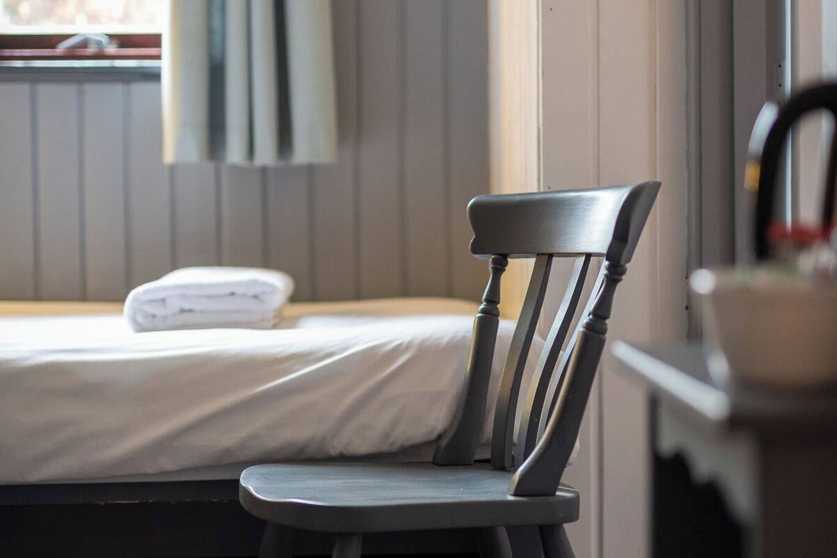 Basic Single Room | WiFi (free), bed sheets