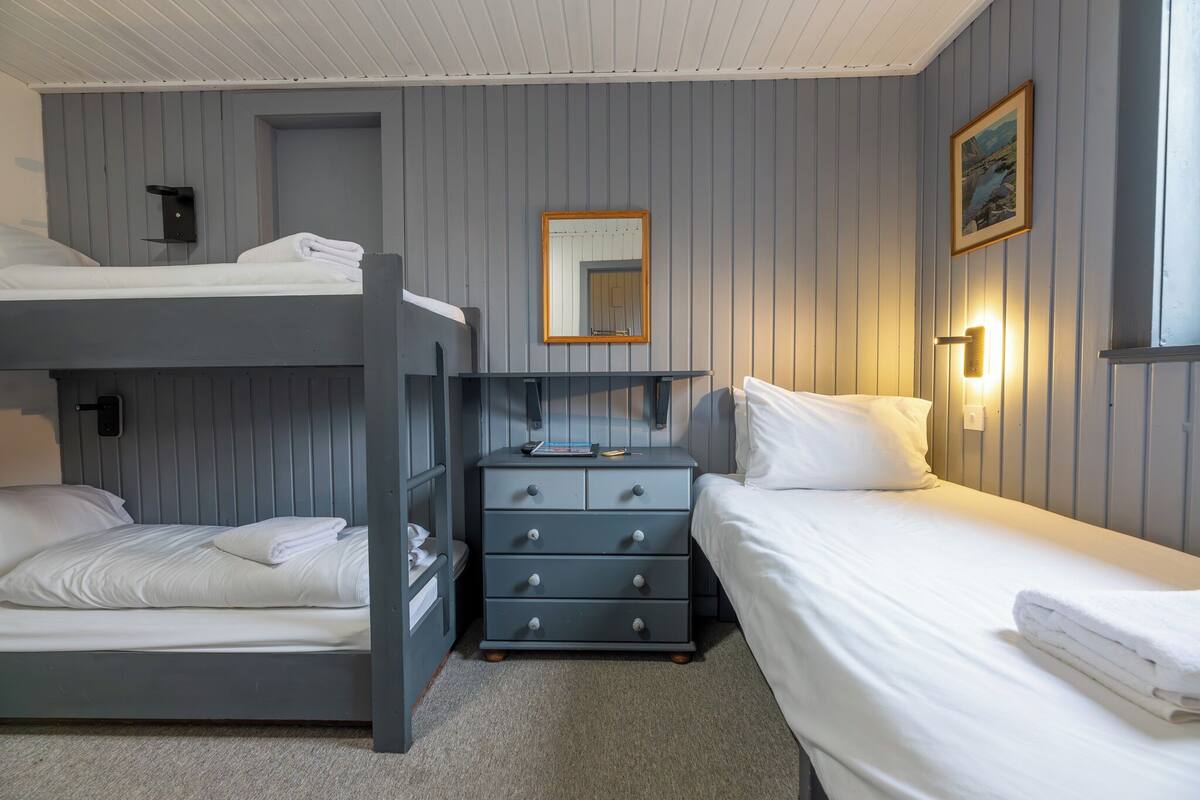 Basic Triple Room | WiFi (free), bed sheets