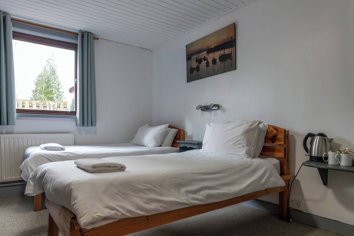 Twin Room | WiFi (free), bed sheets