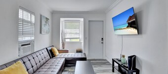 AMAZING PRIVATE COSY HOUSE, FENCED YARD, NEW, PETS