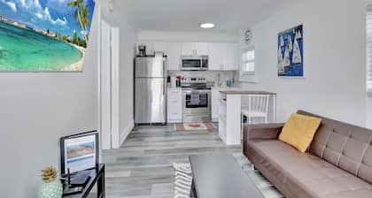 AMAZING PRIVATE COSY HOUSE, FENCED YARD, NEW, PETS