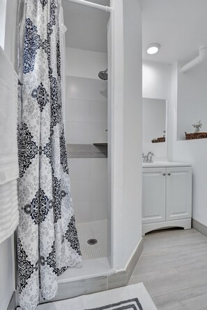 Shower, hair dryer, towels, soap - AMAZING PRIVATE COSY HOUSE, FENCED YARD, NEW, PETS (Delray Beach)