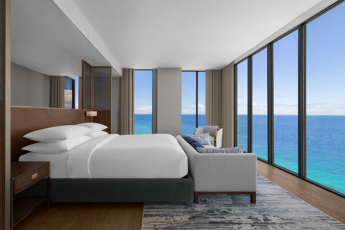 ห้องเพรสซิเดนเชียลสวีท, เตียงคิงไซส์ 1 เตียง (Balcony) | เตารีด/โต๊ะรีดผ้า, ผ้าปูที่นอน