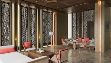 Un salón moderno con un sofá, sillones y una mesa de centro.