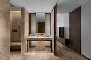 Quarto, 1 cama King, vista para o pátio | Banheiro | Secador de cabelo, chinelos, toalhas de banho 