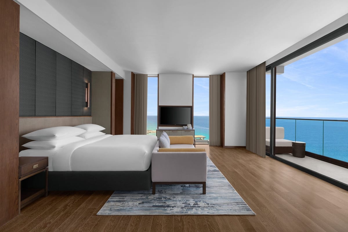 ห้องฮันนีมูนสวีท, เตียงคิงไซส์ 1 เตียง, ระเบียง, วิวทะเล (Balcony) | เตารีด/โต๊ะรีดผ้า, ผ้าปูที่นอน