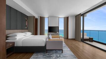 Honeymoon Suite, 1 King Bed, Non Smoking, Ocean View (Balcony) | Iron/ironing board, bed sheets