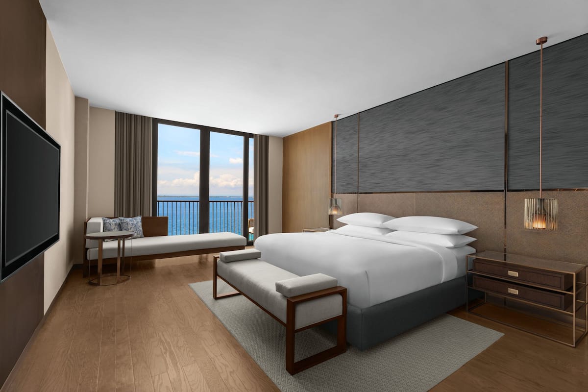 ห้องเอ็กเซกคิวทีฟสวีท, เตียงคิงไซส์ 1 เตียง, ระเบียง, วิวทะเล (Balcony) | เตารีด/โต๊ะรีดผ้า, ผ้าปูที่นอน
