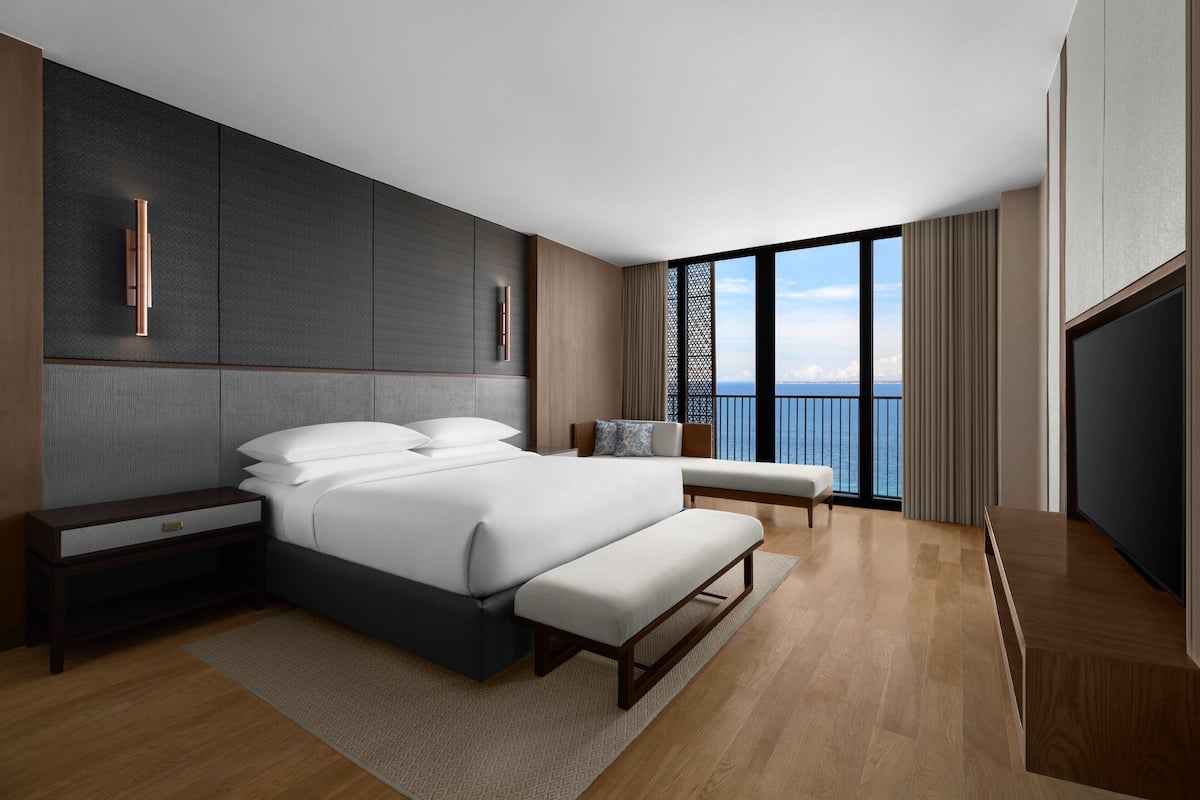 ห้องจูเนียร์สวีท, เตียงคิงไซส์ 1 เตียง, ระเบียง, วิวทะเล (Balcony) | เตารีด/โต๊ะรีดผ้า, ผ้าปูที่นอน