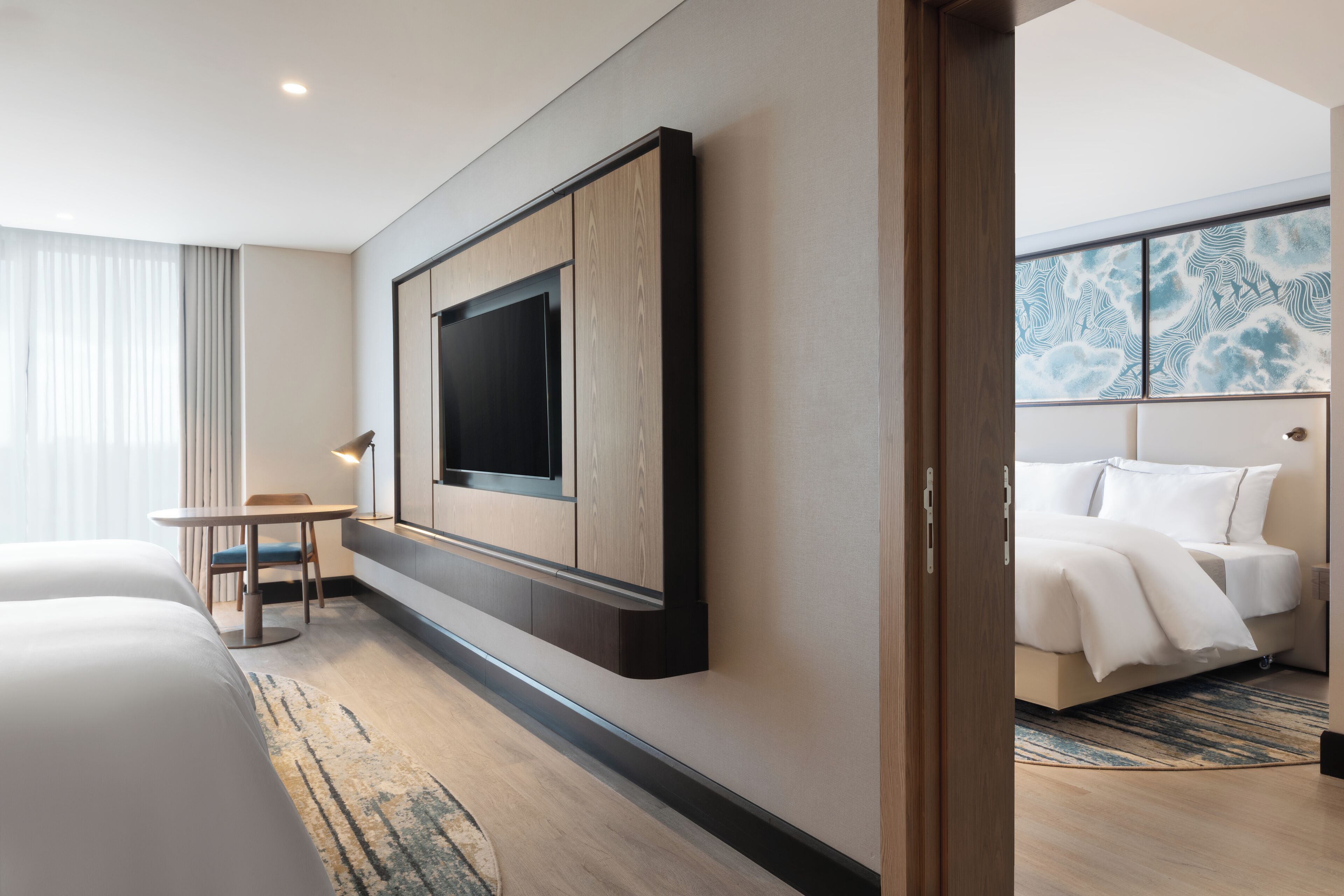 Roupas de cama premium, cofres nos quartos, escrivaninha