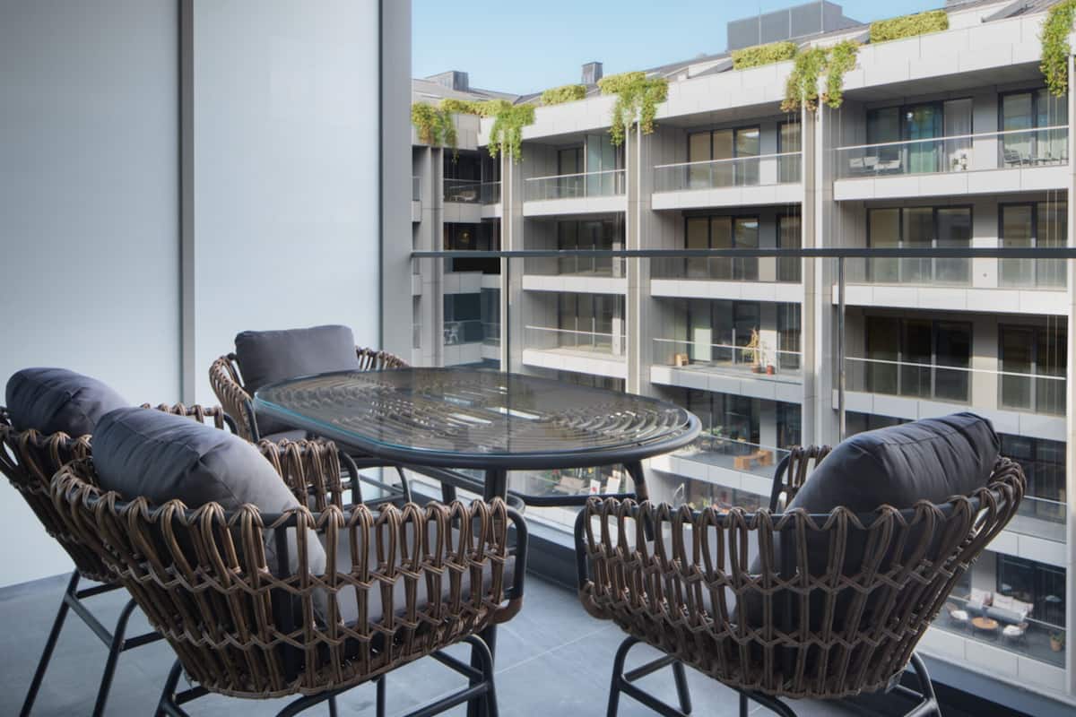 Habitación Deluxe, 1 cama King size, vista al patio (Terrace) | Ropa de cama de alta calidad y caja de seguridad en la habitación