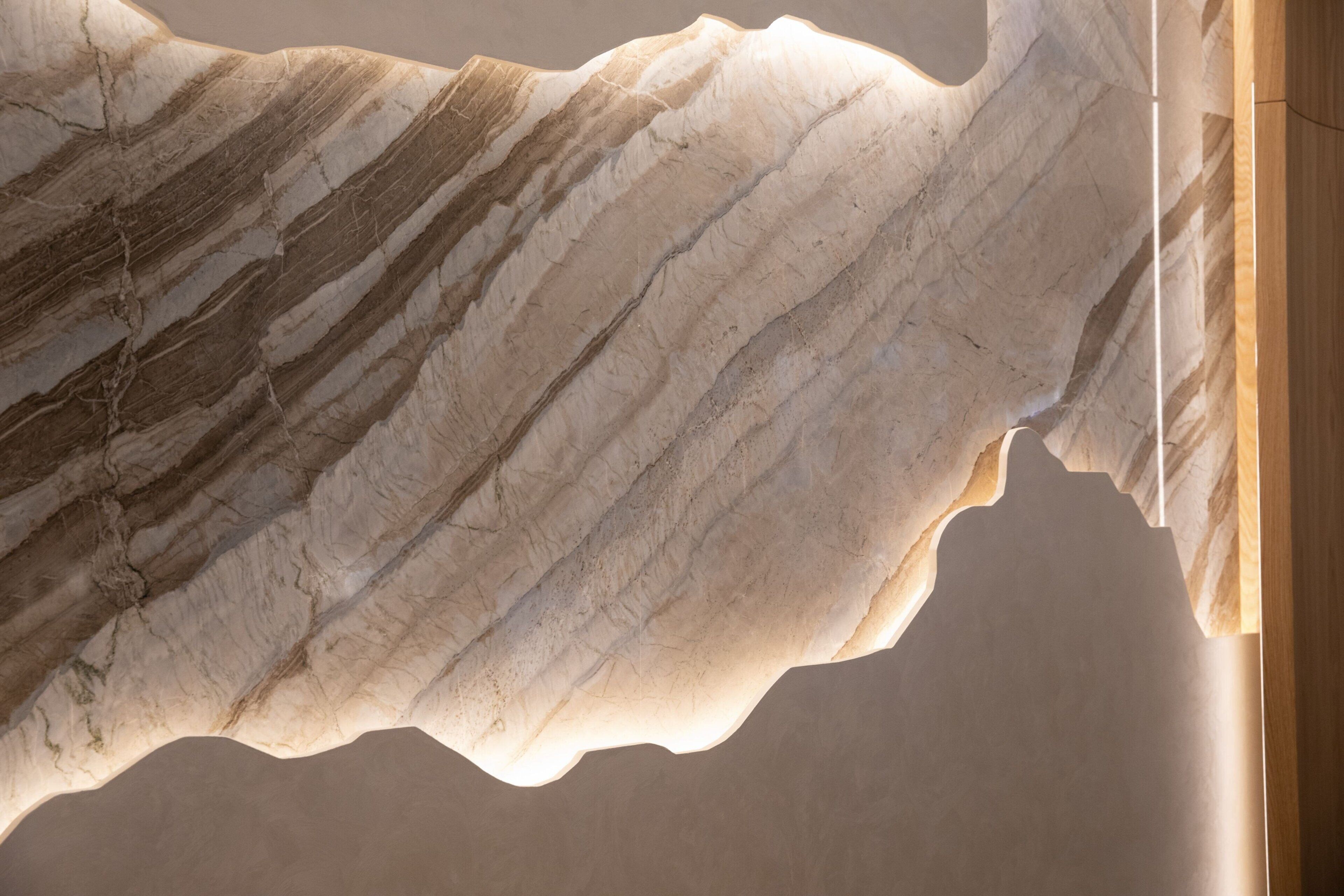 Pared de mármol con un diseño ondulado y un marco de madera.