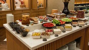 Un buffet proposant une variété de plats et agrémenté d’un vase décoratif.