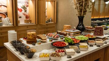 Petit déjeuner buffet servi tous les jours en supplément