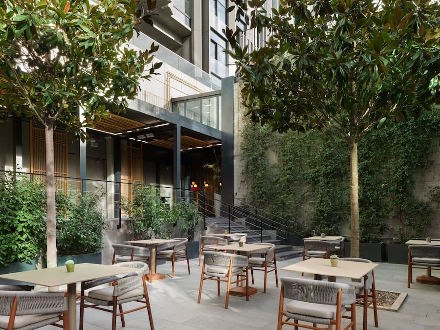 Frühstück, Mittagessen, Abendessen, Blick auf den Garten