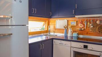 Jääkaappi, mikroaaltouuni, liesi, kahvin-/teenkeitin