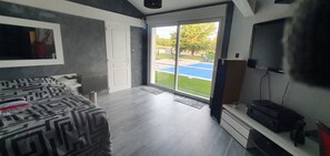 5 habitaciones, tabla de planchar con plancha, wifi y ropa de cama 