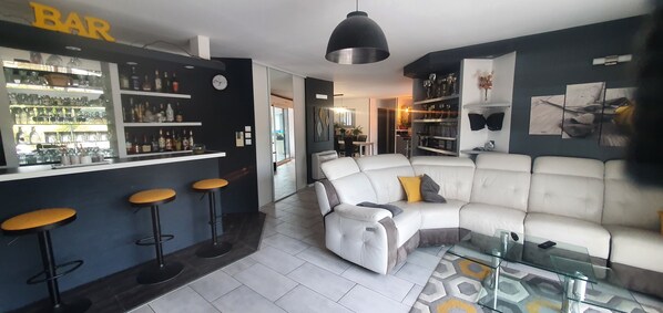 Bar (in der Unterkunft)