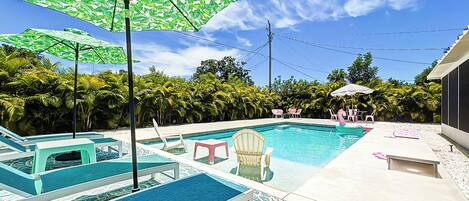 Una piscina al aire libre, una piscina climatizada
