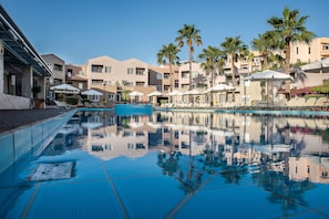 Piscina externa sazonal, funciona das 8h às 20h, espreguiçadeiras