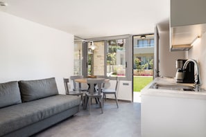 Superior Maisonette 2 Bedroom With Sea View | Roupas de cama premium, cofres nos quartos, cortinas blackout