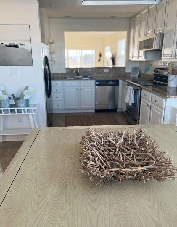 冷蔵庫、電子レンジ、オーブン、コンロ