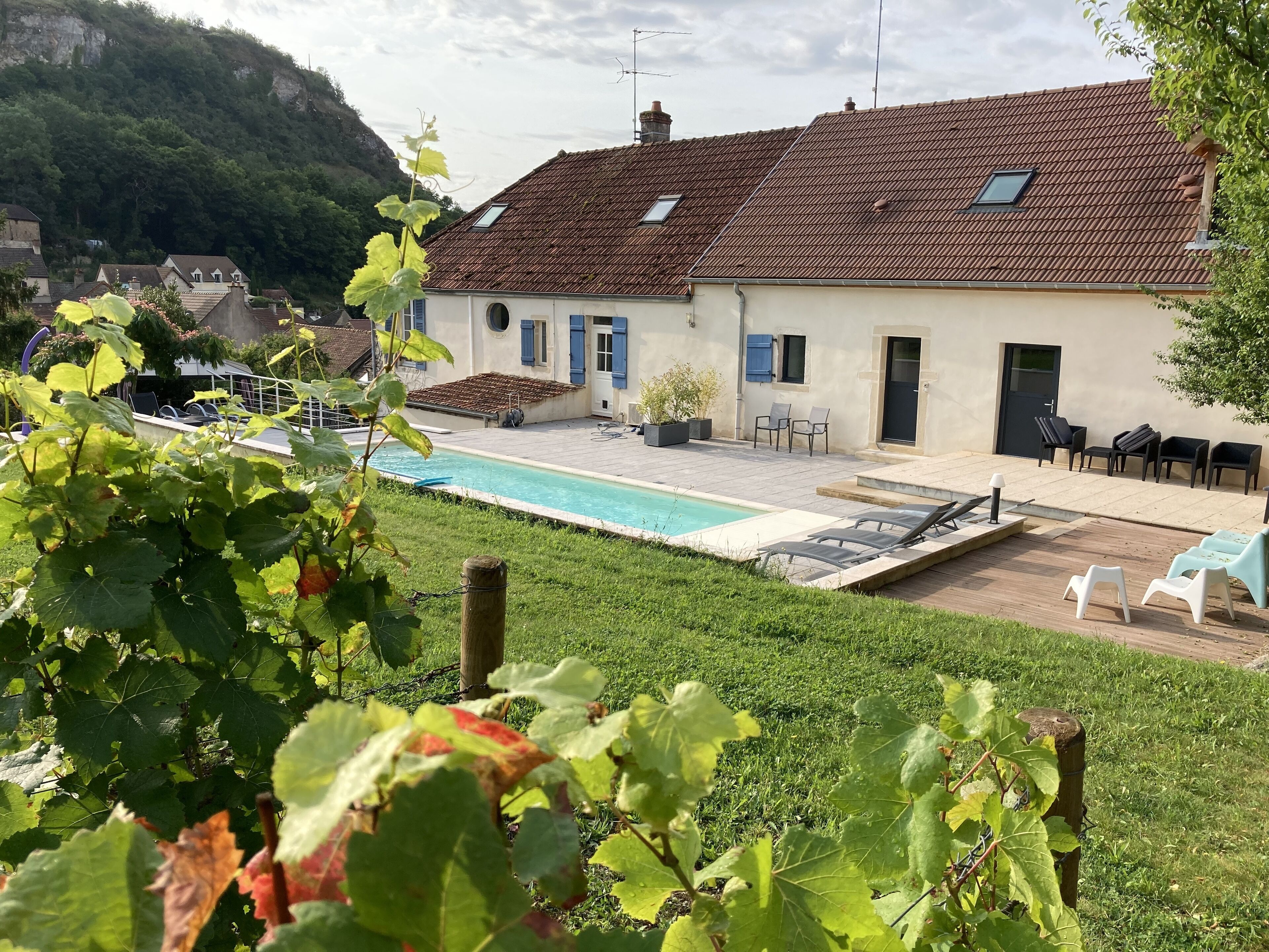 Une villa dotée d’une piscine, d’un espace extérieur aménagé et offrant une vue sur les collines environnantes.