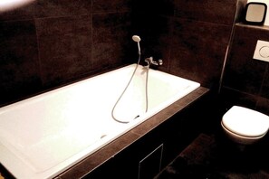 Ensemble baignoire-douche, séchoir à cheveux, serviettes fournies, savon