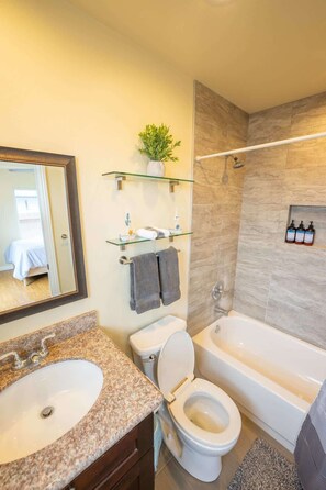 Bañera, secador de pelo, toallas