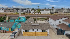 A residential area with houses, a train track, and a clear sky. - Oceanside Beach Rental - Walk to the Boardwalk! (Oceanside)